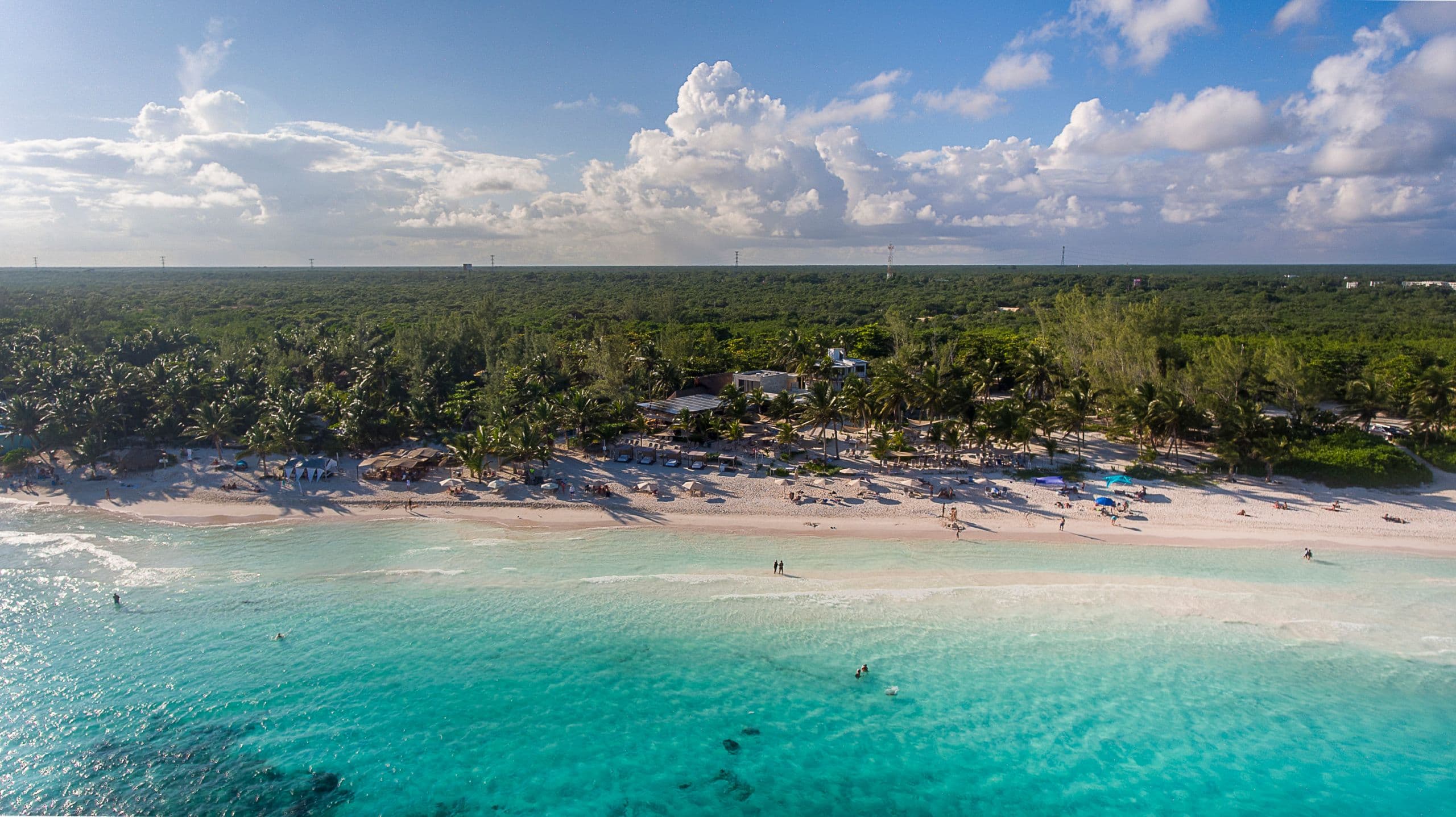 Un tramo de playa más tranquilo entre Playa del Carmen y Akumal.